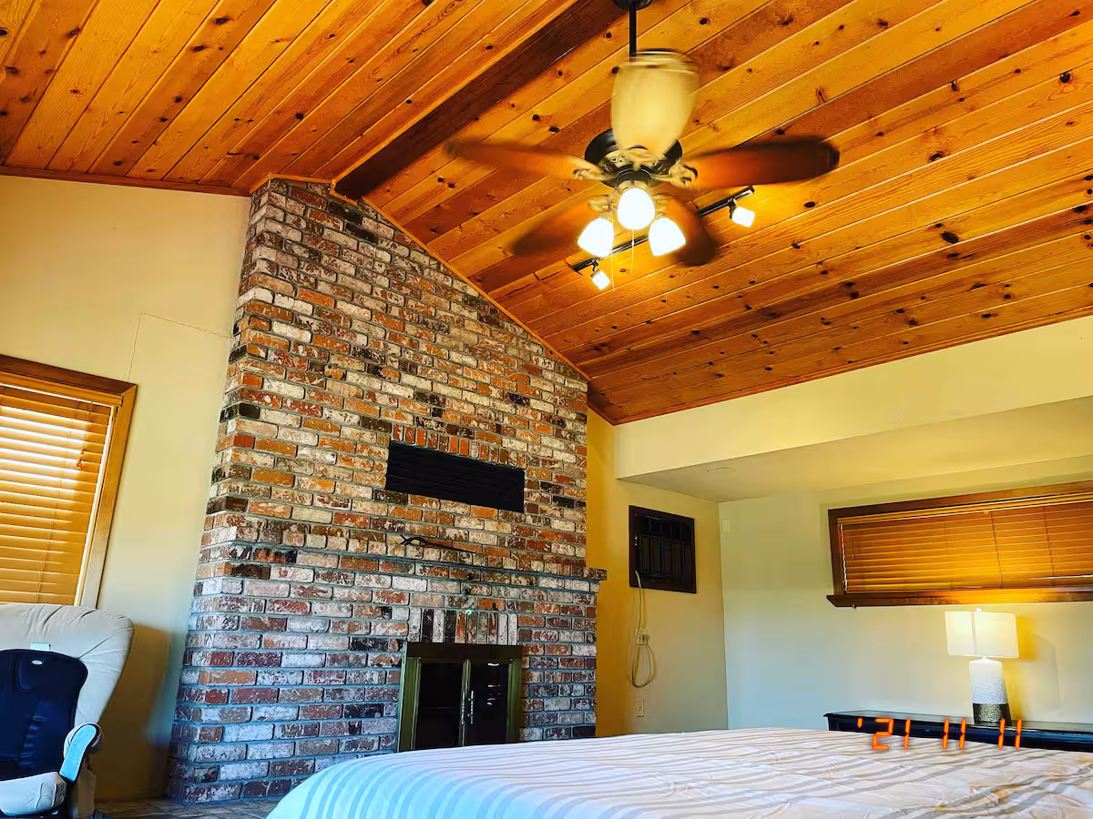 Shasta Lakeview Retreat - Cabin feel large home with breathtaking views, game room, decks and more 2