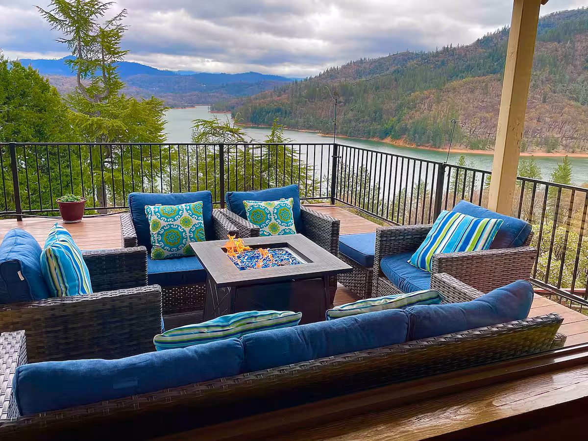 Shasta Lakeview Retreat - Cabin feel large home with breathtaking views, game room, decks and more 3
